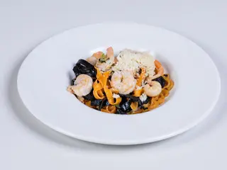 Tagliatelle din ardei cu nero di sepia și creveți