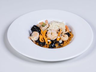 Tagliatelle din ardei cu nero di sepia și creveți