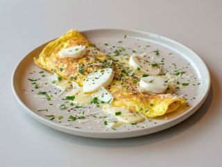 Omletă cu carnati semiafumati