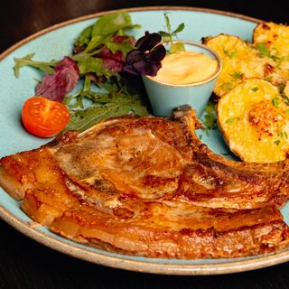 Cotlet de porc cu sorici si os