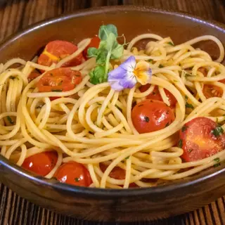 Spaghete roșii proaspete și busuioc