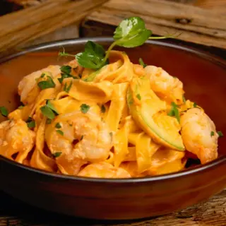 Tagliatelle cu creveți și dovlecel