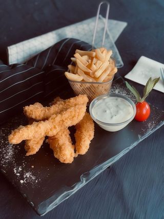 Crispy de pui/dovlecel cu cartofi prajiti,sos roze si doza pepsi