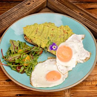 Avocado toast cu ouă ochiuri