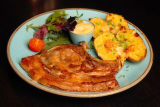 Cotlet de porc cu os și șorici