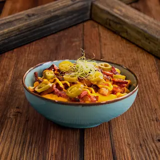 Cartofi prăjiți cu sos cheddar, bacon prăjit și ceapă verde