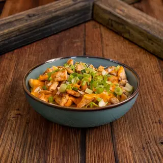 Cartofi prăjiți cu sos cheddar, piept de pui la grătar și ceapă verde