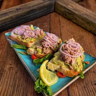 Bruschette cu guacamole, ton și ceapă roșie