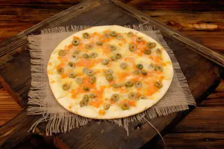 Focaccia cu măsline verzi, roșii și parmezan