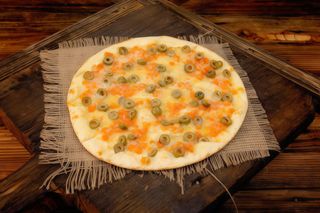 Focaccia cu măsline verzi, roșii și parmezan