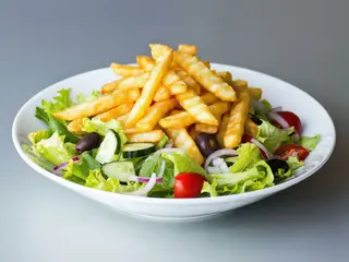 Insalata con pattatine fritte