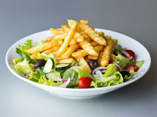 Insalata con pattatine fritte