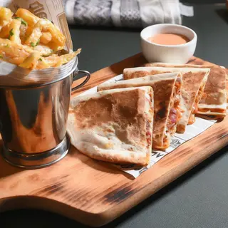 Quesadilla cu sos salsa si pui