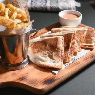 Quesadilla cu sos salsa si pui