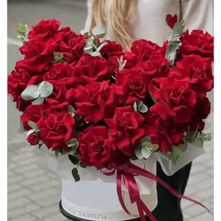 Cutie cu 25 trandafiri rosii 