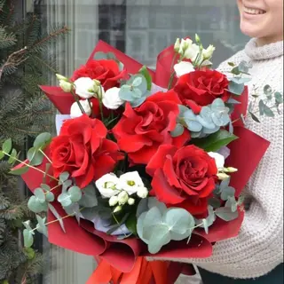 Buchet trandafiri rosii si eustoma