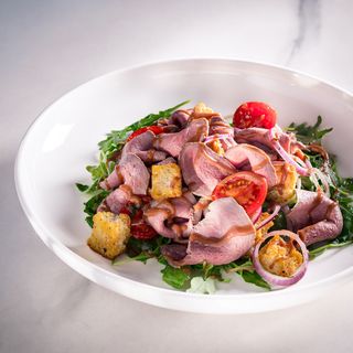 Salata panzanella cu roast beef si sos de mustar