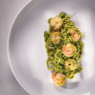 Linguine cu pesto de fistic si creveti