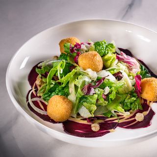 Salata cu crochete din branza, alune de padure si sos de mustar