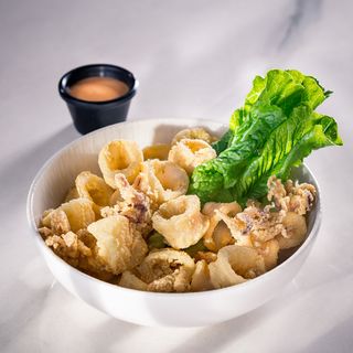 Baby calamari cu maioneza de ardei copti