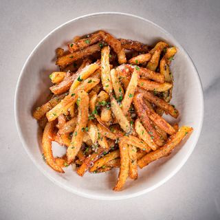 Cartofi proaspat prajiti cu trufe si patrunjel