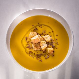 Supa crema de dovleac cu seminte de canepa si crutoane