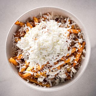 Cartofi proaspat prajiti cu branza rasa