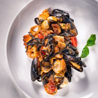 Tagliolini al nero di sepia cu fructe de mare