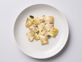 Ravioli cu urda si spanac si sos de parmezan