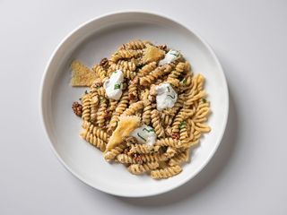 Fusilli cu pesto de nuci si straciatella