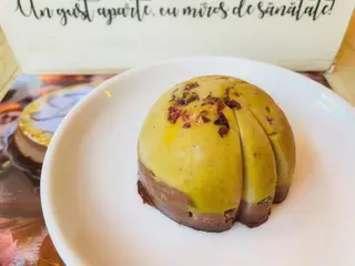 Tort fistic şi ciocolată - raw