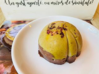 Tort fistic şi ciocolată - raw