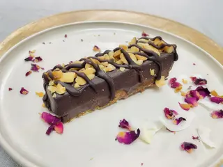 Snickers învelit în ciocolată cu arahide- raw
