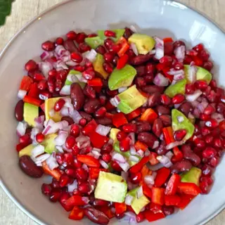 Salată cu fasole roşie,avocado şi rodie - vegan