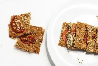 Crackers cânepă şi roşii (raw)