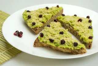Bruschete cu avocado și gomasio, vegan, conține gluten