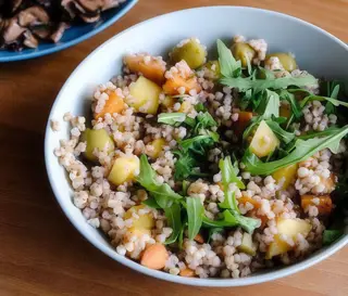 Salată cu hrișcă, mango și avocado cu sos balsamic, raw, fără gluten
