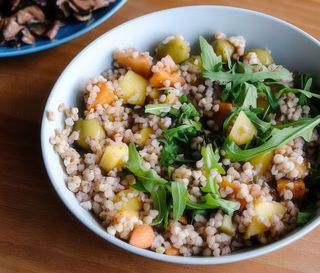 Salată cu hrișcă, mango și avocado cu sos balsamic, raw, fără gluten