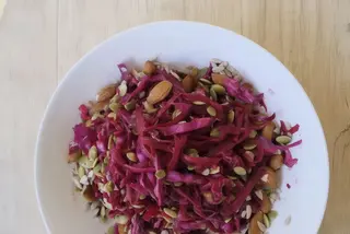 Salată cu sfeclă, varză roșie și semințe, raw, fără gluten
