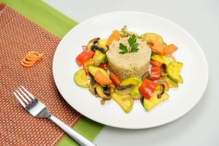 Quinoa cu legume la tigaie, vegan, fără gluten