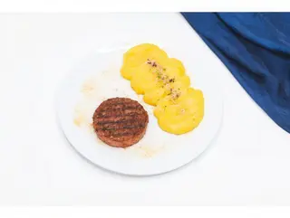 Beyond Meat cu piure de păstârnac şi ţelină, vega