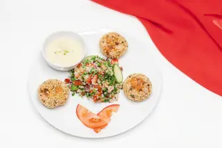 Falafel cu tabbouleh şi sos de muştar cu caju, vegan, fără gluten