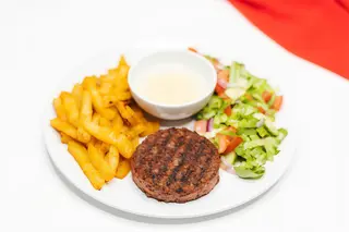 Beyond Meat cu "cartofi din ţelină", salată şi  sos de usturoi