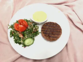 Beyond Meat cu tabbouleh, quinoa & Sos de muştar