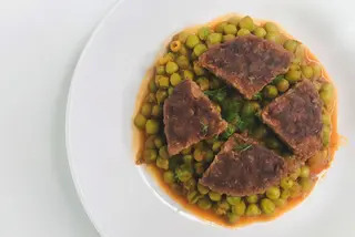 Beyond Meat cu mazăre şi sos de roşii