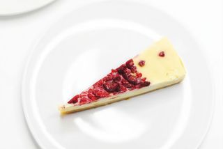 Cheesecake cu zmeură, raw, fără gluten