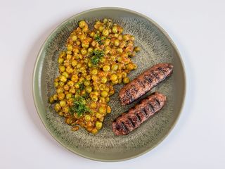 Cârnăciori Beyond cu Mazăre şi sos de roşii - vegan