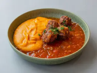 Chifteluţe Beyond marinate cu piure de păstârnac şi ţelină - vegan