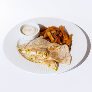 Quesadilla cu pui și guacamole