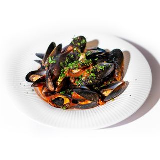 Midii in sos de rosii picante